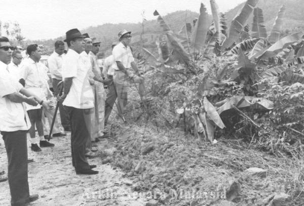 MENTERI BESAR SELANGOR, DATO HARUN BIN HAJI IDRIS. LAWATAN KE RANCANGAN-RANCANGAN TANAH SUNGAI TEKALI DAN SUNGAI MERAB DI DAERAH ULU LANGAT; 26.10.1965 MENTERI BESAR SELANGOR, DATO HARUN BIN HAJI IDRIS. LAWATAN KE RANCANGAN-RANCANGAN TANAH SUNGAI TEKALI DAN SUNGAI MERAB DI DAERAH ULU LANGAT; 26.10.1965