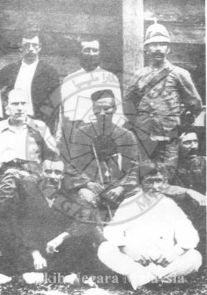 H.C. SYERS BERUNIFORM PENUH (BERDIRI DI SEBELAH KANAN SEKALI) BERSAMA HUGH CLIFFORD DAN RAJA IMPEH (DUDUK DI ATAS KERUSI) DI LOMBONG EMAS STOCKADE, BULAN MEI 1892. H.C. SYERS BERUNIFORM PENUH (BERDIRI DI SEBELAH KANAN SEKALI) BERSAMA HUGH CLIFFORD DAN RAJA IMPEH (DUDUK DI ATAS KERUSI) DI LOMBONG EMAS STOCKADE, BULAN MEI 1892.