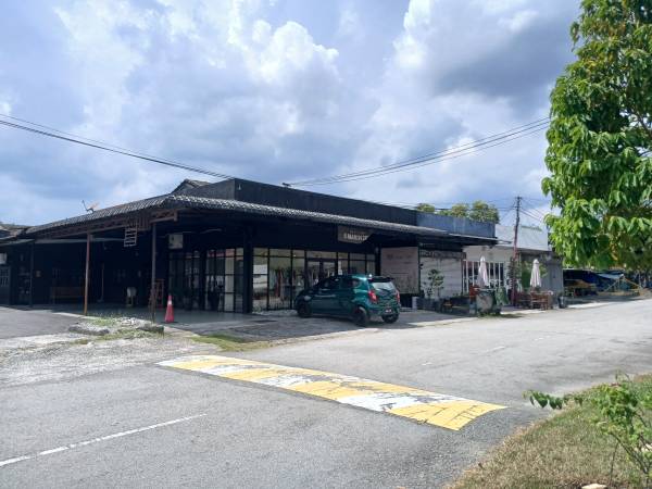 Deret kedai Jalan 1/2. Kedai Devi, juga Mini Market Pak Haji Kasim pernah ada di sini. Deret kedai Jalan 1/2. Kedai Devi, juga Mini Market Pak Haji Kasim pernah ada di sini.