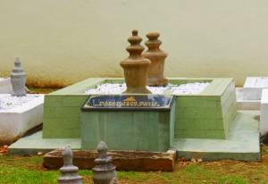 Gambar Makam Raja Jumaat yang saya ambil dari celah-celah pintu besi jeriji