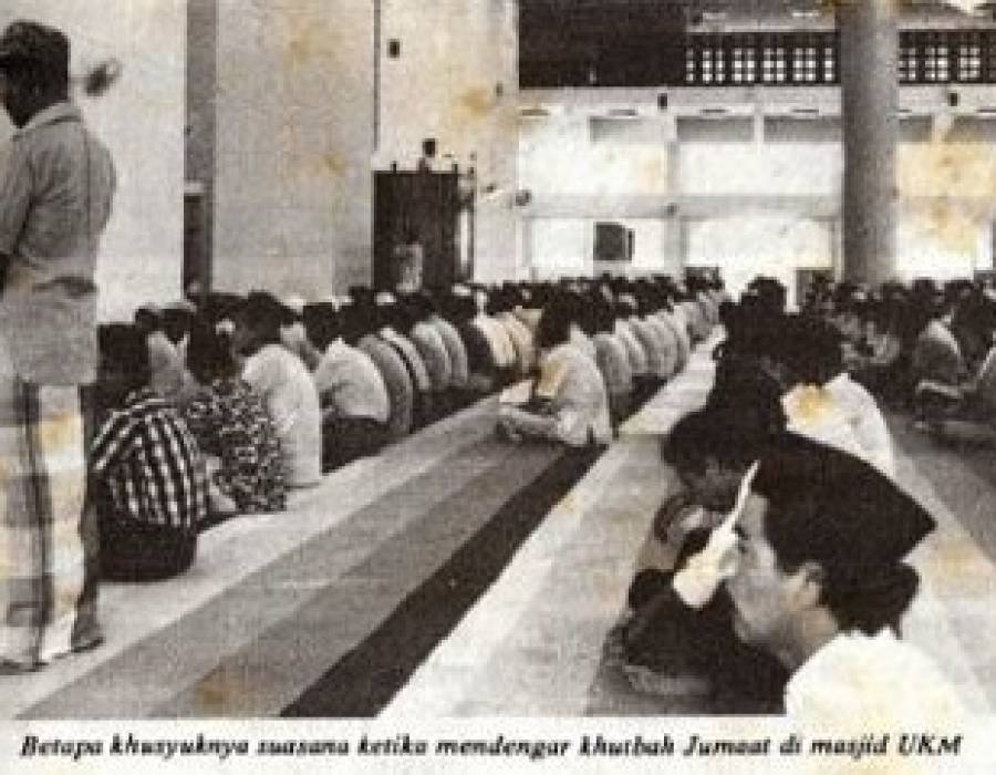 masjidukm-jemaah-1982.jpg