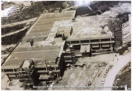 Bangunan Perpustakaan Tun Seri Lanang ketika dalam pembinaan, 1977 Bangunan Perpustakaan Tun Seri Lanang ketika dalam pembinaan, 1977