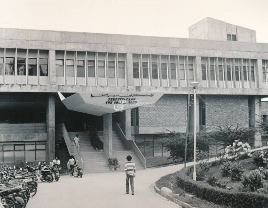stock-photo-perpustakaan-tun-sri-lanang-universiti-kebangsaan-malaysia-bangi-selangor-152534.jpg