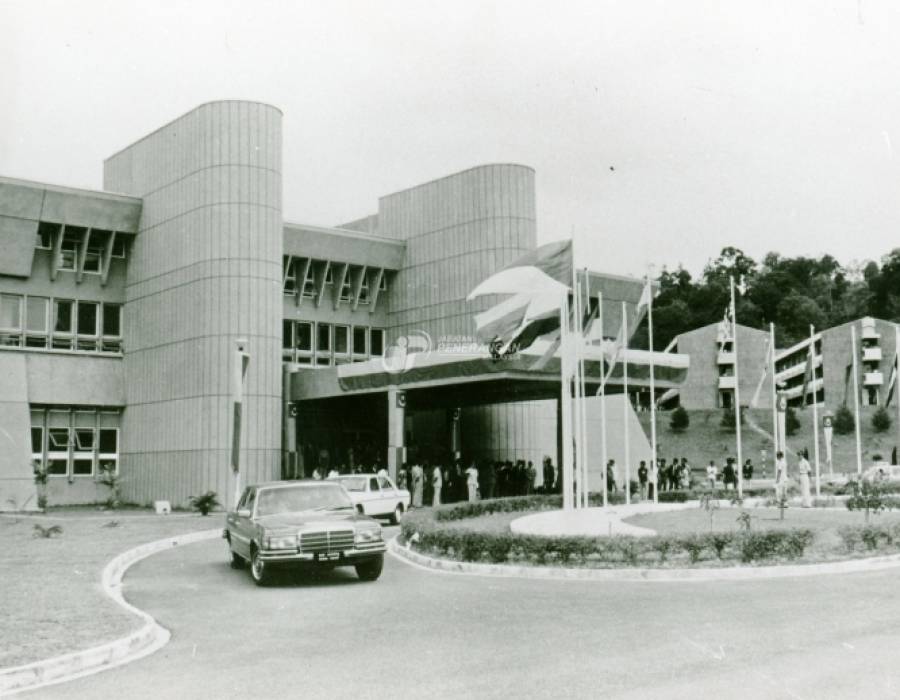 stock-photo-sultan-selangor-dan-tengku-ampuan-melawat-universiti-kebangsaan-malaysia-di-bangi-366666.jpg