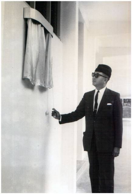 sultan_merasmikan.jpg